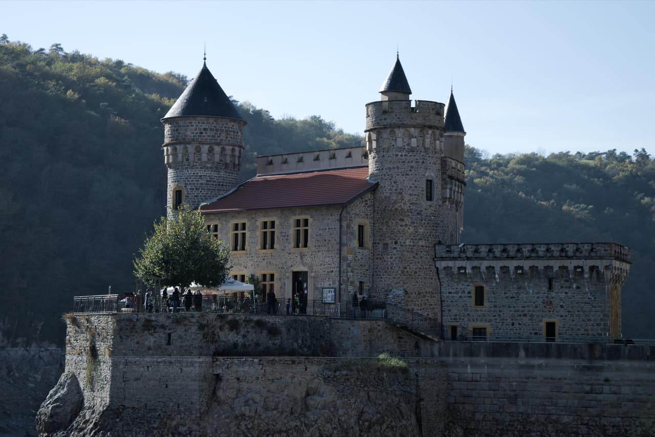Le château de la Roche sur son éperon rocheux, gorges de la Loire
