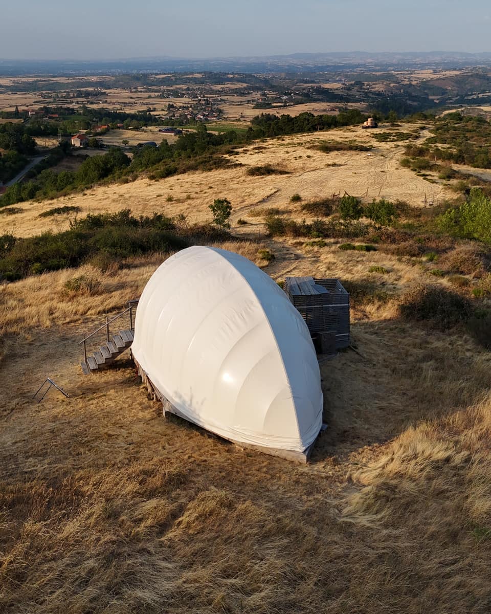Ombelle Colline, Côte Roannaise — l'intimité du dôme et sa terrasse