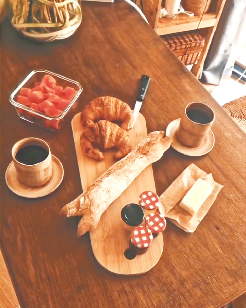 Petit-déjeuner de produits du terroir de la Côte Roannaise, servi au village Symbiome